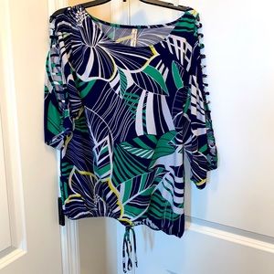 Women Blouse with holes on the shoulder sleeve. 3/4 sleeve